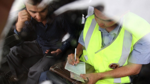 «Ъ»: в Минтрансе разрабатывают штрафы за парковку грузовиков и такси во дворах