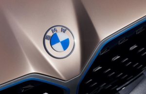 Компания BMW обновила логотип