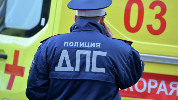 Микроавтобус с пассажирами врезался в фонарный столб в Москве 